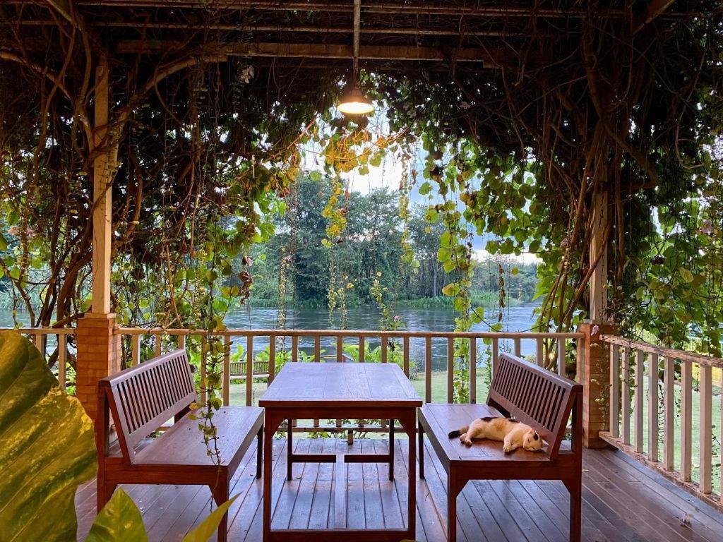 Ruen Maihom Riverside Cottage Канчанабури Екстериор снимка