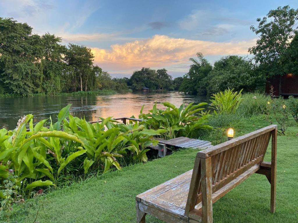 Ruen Maihom Riverside Cottage Канчанабури Екстериор снимка