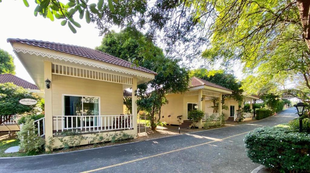 Ruen Maihom Riverside Cottage Канчанабури Екстериор снимка