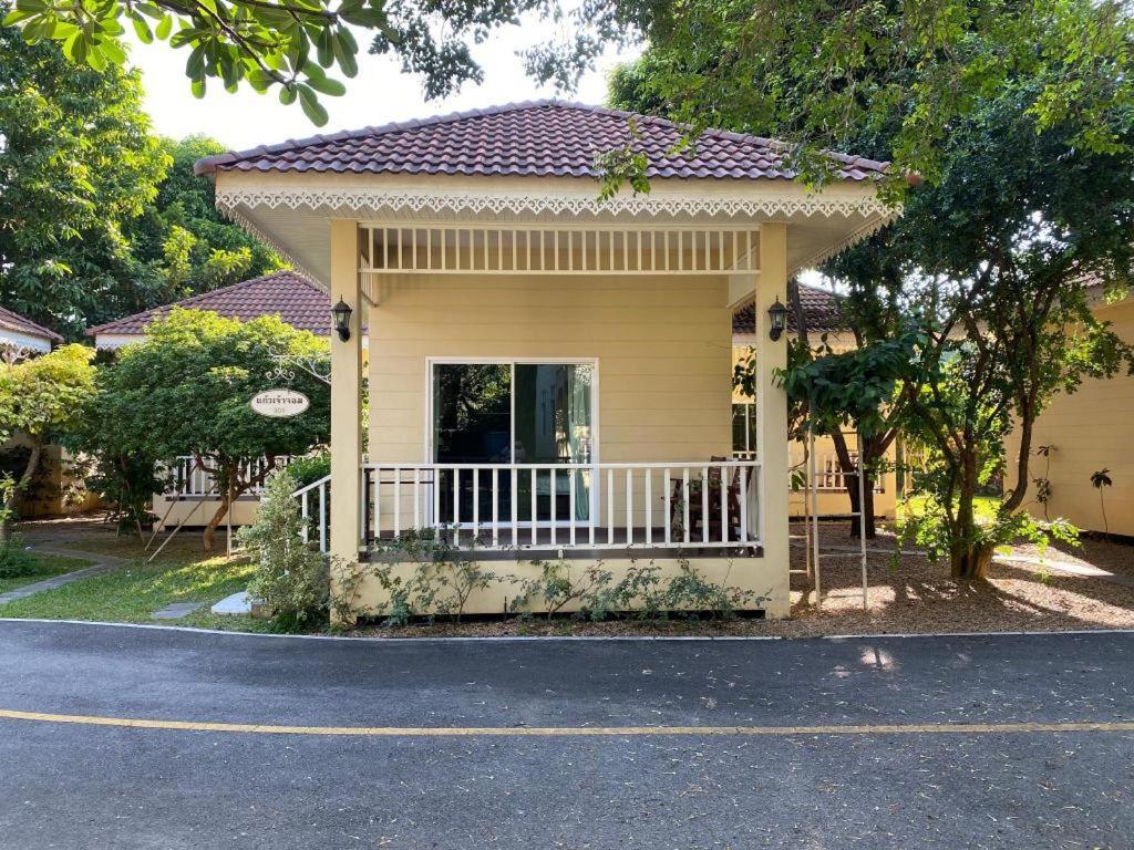 Ruen Maihom Riverside Cottage Канчанабури Екстериор снимка