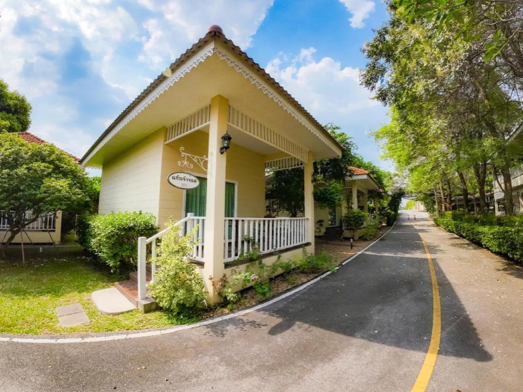 Ruen Maihom Riverside Cottage Канчанабури Екстериор снимка